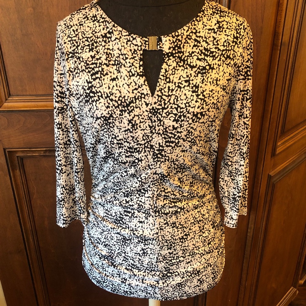 🖤 Vince Camuto Top with Pretty Keyhole Neckline